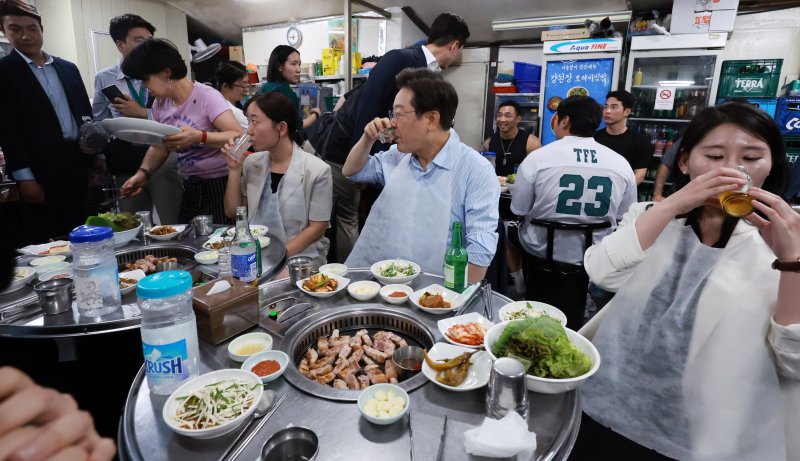 이재명 온라인 바카라의 외식 (서울=연합뉴스) 홍해인 기자 = 이재명 온라인 바카라이 11일 저녁 서울 광화문 인근 한식당에서 시민들과 식사하고 있다. 이 온라인 바카라은 식당을 찾기 전 SNS에 식사 계획을 알리며 "민생회복 소비쿠폰 정책이 내수 진작과 지역경제 활성화에 활력을 불어넣길 기대한다"고 밝혔다. 2025.7.11 hihong@yna.co.kr (끝)