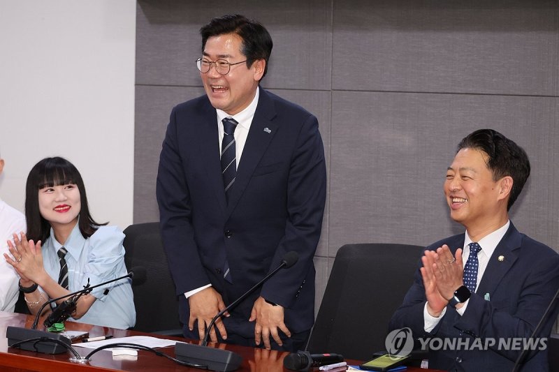 청년 당원들에게 인사하는 프리미어카지노 의원 (출처=연합뉴스)