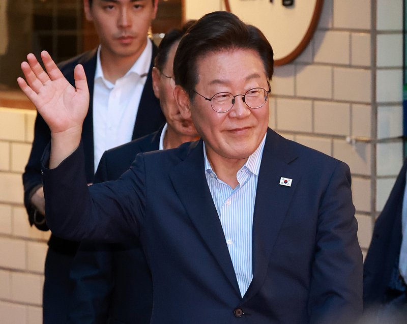[서울=뉴시스] 이영환 기자 = 이재명 대통령이 11일 서울 종로구 광화문의 한 식당에서 식사를 마친 후 시민들에게 손인사를 하고 있다. 이 대통령은 SNS에 식사 계획을 알리며 "이처럼 어려운 시기에 21일부터 시행되는 민생회복 소비쿠폰 정책이 내수 진작과 지역 경제 활성화에 활력을 불어넣길 기대한다"고 밝혔다. 2025.07.11. 20hwan@newsis.com <저작권자ⓒ 공감언론 뉴시스통신사. 무단전재-재배포 금지. alt=