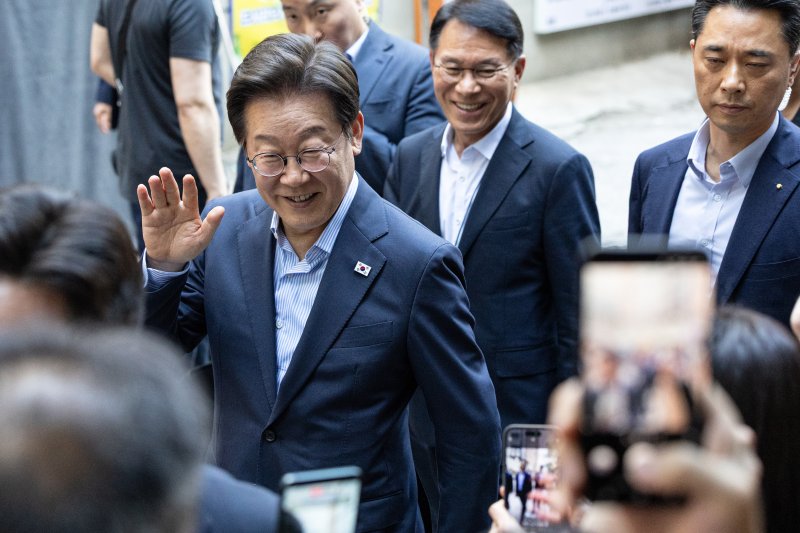 이재명 대통령이 11일 시민들과 저녁 식사를 위해 서울 종로구 광화문 인근의 한 식당으로 이동하고 있다. 2025.7.11/뉴스1 ⓒ News1 이승배 기자
