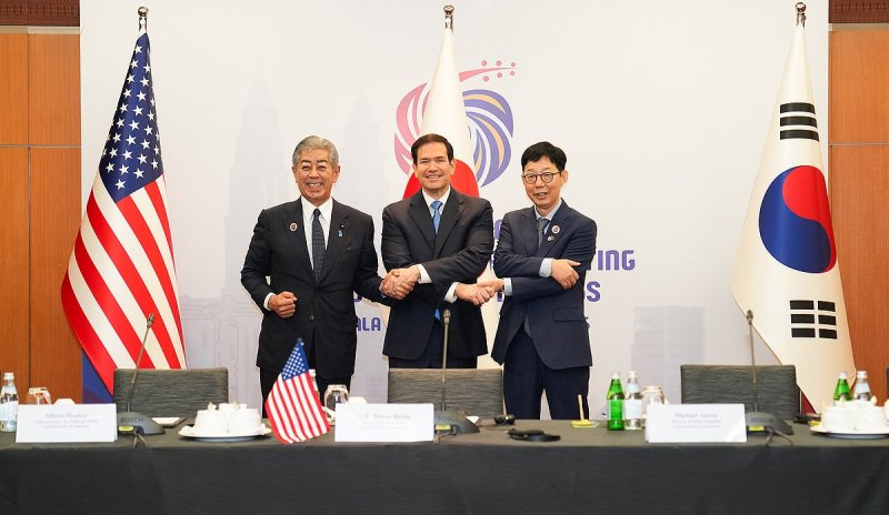말레이서 악수하는 한미일 바카라 카드카운팅장관 (출처=연합뉴스)