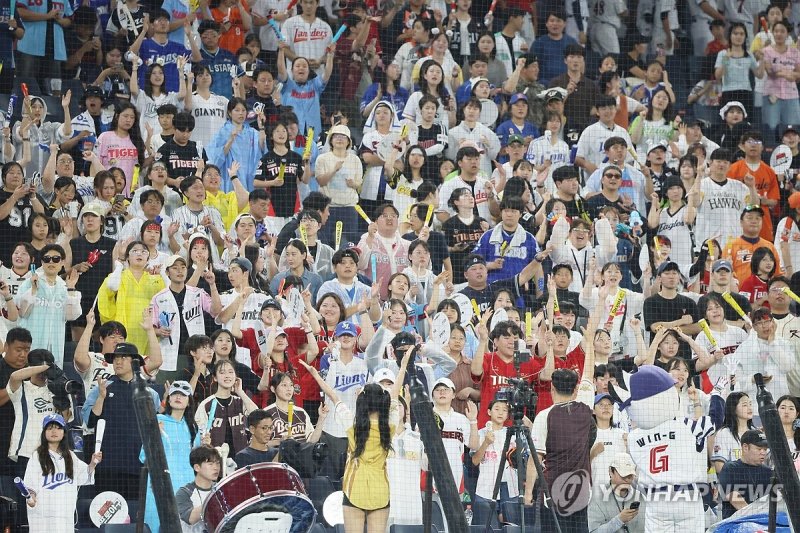 퓨처스 올스타전 즐기는 관중들 (출처=연합뉴스)