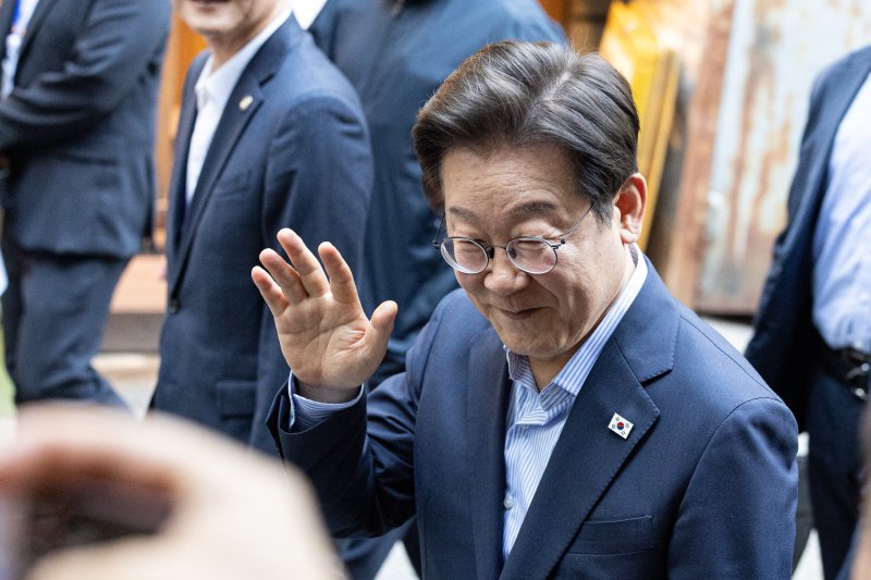 이재명 대통령이 11일 시민들과 저녁 식사를 위해 서울 종로구 광화문 인근의 한 식당으로 이동하고 있다. 2025.7.11/홀덤 핸드1 ⓒ News1 이승배 기자