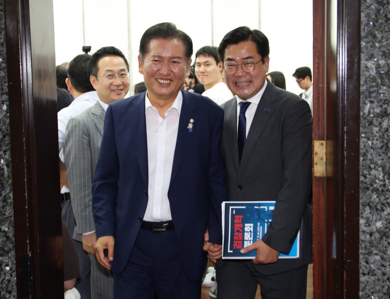 [서울=뉴시스] 김금보 기자 = 더불어민주당 당대표 선거에 출마한 뉴헤븐카지노(왼쪽), 박찬대 의원이 2일 오후 서울 여의도 국회에서 열린 검찰개혁 토론회를 마치고 이석하고 있다. 2025.07.02. kgb@newsis.com