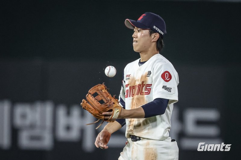 전민재는 바카라 카지노 자이언츠 이적 첫 시즌에 주전 유격수로 활약했다. (바카라 카지노 자이언츠 제공)