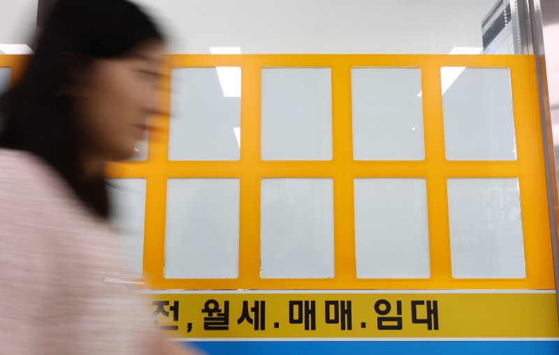 [서울=뉴시스] 황준선 기자 = 7일 서울 시내 한 벳16 중개업소의 매물 광고대가 비어있다.벳16 전문업체 리얼투데이에 따르면 정부의 대출 규제가 시행된 지난달 27일부터 이달 3일까지 서울 아파트 거래량은 총 577건으로 규제 직전 일주일간(6월 20~26일) 거래량이 1629건이던 것에 비해 64.6%(1052건) 감소한 것으로 나타났다. 2025.07.07. hwang@newsis.com