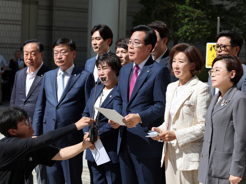 송언석 국민의힘 비상대책위원장 겸 원내더킹플러스 카지노와 의원들이 11일 오후 서울 서초구 서울중앙지방법원에서 특별검사팀의 의원실 압수수색을 규탄하고 있다 . 2025.7.11/뉴스1 ⓒ News1 황기선 기자