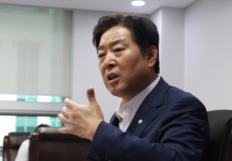 [서울=뉴시스] 고승민 기자 = 더불어민주당 최고위원 출마를 선언한 황명선 의원이 서울 여의도 국회 의원회관 의원실에서 뉴시스와 온라인바카라를 하고 있다. 2025.07.10. kkssmm99@newsis.com