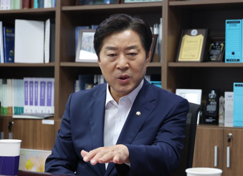 [서울=뉴시스] 고승민 기자 = 더불어민주당 최고위원 출마를 선언한 황명선 의원이 서울 여의도 국회 의원회관 의원실에서 뉴시스와 온라인바카라를 하고 있다. 2025.07.10. kkssmm99@newsis.com