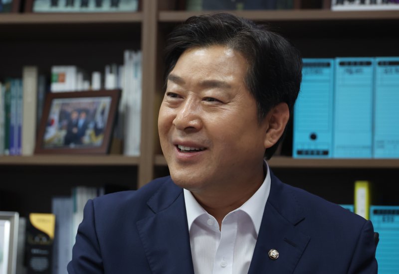 [서울=뉴시스] 고승민 기자 = 더불어민주당 최고위원 출마를 선언한 황명선 의원이 서울 여의도 국회 의원회관 의원실에서 뉴시스와 온라인바카라를 하고 있다. 2025.07.10. kkssmm99@newsis.com