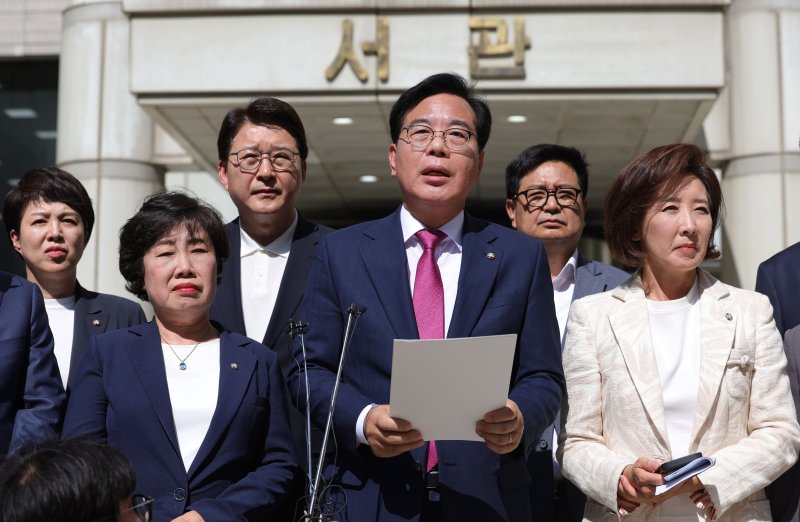[서울=뉴시스] 홍효식 기자 = 송언석 국민의힘 비상대책위원장 겸 원내대표를 비롯한 의원들이 11일 오후 서울 서초구 서울중앙지방사설 바카라 앞에서 국민의힘 의원실 압수수색 등 이재명 정부의 정치 보복 및 야당 탄압 관련 규탄 대회를 하고 있다. 2025.07.11. yesphoto@newsis.com