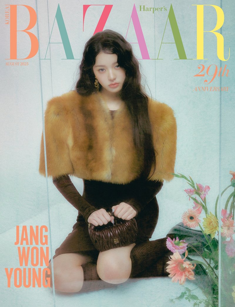 [서울=뉴시스] 패션 부자벳 '하퍼스 바자'는 장원영과 함께한 8월호 커버를 공개했다. (사진=패션 매거진 '하퍼스 바자' 제공) 2025.07.12. photo@newsis.com *재판매 및 DB 금지