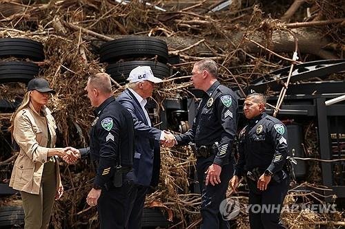 미 텍사스주 커 카운티 썬시티카지노 피해 현장 찾은 트럼프 대통령 부부. 연합뉴스