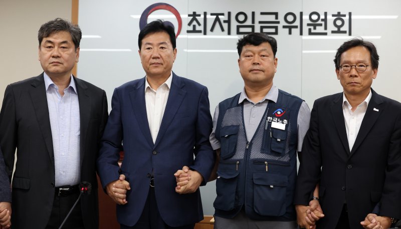 [세종=멤버십카지노] 강종민 기자 = 10일 밤 세종시 정부세종청사에서 열린 최저임금위원회 전원회의에서 2026년도 적용 최저임금이 1만 320원으로 결정됐다. 회의가 끝난 후 이인재 위원장과 류기정 사용자 위원, 류기섭 근로자 위원, 이명로 사용자 위원이 손을 잡고 있다. 이날 민주노총은 공익위원이 제시한 심의촉진구간에 반발, 집단 퇴장했다. 2024.07.10. ppkjm@newsis.com