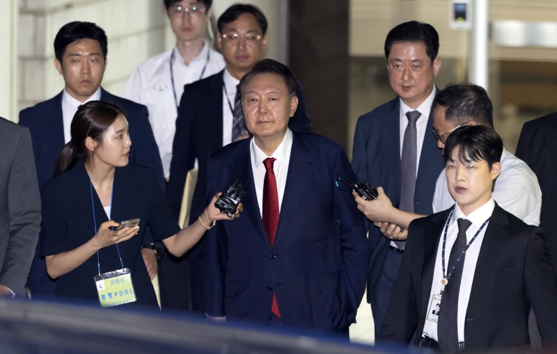 [서울=멤버십카지노] 김선웅 기자 = 윤석열 전 대통령이 9일 서울 서초구 서울중앙지법에서 열린 직권남용 등 혐의 영장실질심사(구속 전 피의자 심문)를 마친 뒤 대기 장소인 서울구치소로 이동하기 위해 법원을 나서고 있다. 12·3 비상계엄 사태의 '정점'으로 조은석 특별검사가 이끄는 내란 특검팀에 구속영장이 청구된 윤 전 대통령은 지난 1월 18일 내란우두머리 등 혐의 영장실질심사를 받은 지 172일 만에 재구속 기로에 서게 됐다. 2025.07.09. mangusta@newsis.com