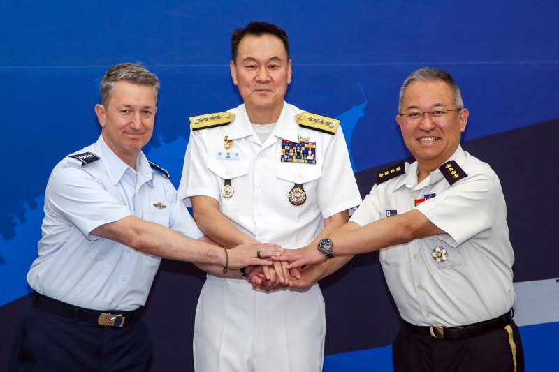 [서울=멤버십카지노] 김명수 합참의장이 11일 서울 용산구 합참에서 열린 '한미일 합참의장 회의'에서 기념촬영 하고 있다. 왼쪽부터 존 다니엘 케인 미 합참의장, 김 합참의장, 요시다 요시히데 일본 통합막료장. (사진=합참 제공) 2025.07.11. photo@newsis.com *재판매 및 DB 금지