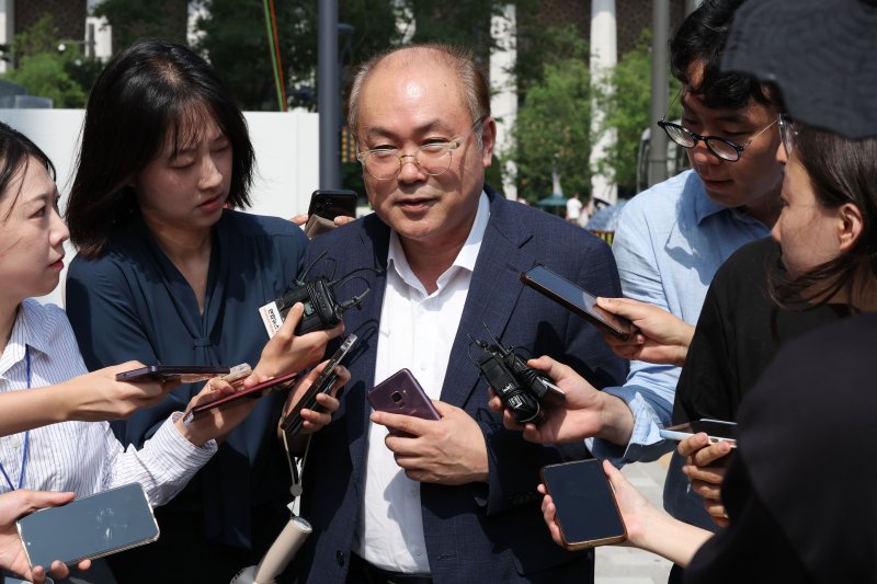 [서울=멤버십카지노] 홍효식 기자 = 정창래 전 삼부토건 대표가 9일 오전 서울 종로구 KT 광화문빌딩 웨스트에 마련된 김건희 특검팀 사무실로 출석하고 있다. (공동취재) 2025.07.09. photo@newsis.com