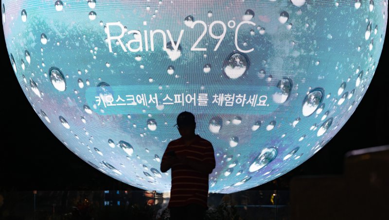 [서울=멤버십카지노] 황준선 기자 = 서울에 연일 열대야 현상이 지속되고 있는 8일 밤 서울 송파구의 한 조형물에 현재 기온이 표출되고 있다. 2025.07.08. hwang@newsis.com