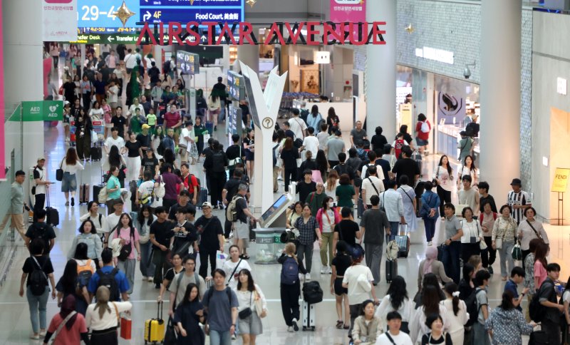[인천공항=멤버십카지노] 김선웅 기자 = 7일 인천국제공항 제1여객터미널 출국장 면세구역에서 여름 휴가철을 맞아 출국하는 여행객들이 오가고 있다. 2025.07.07. mangusta@newsis.com