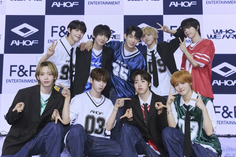 [서울=뉴시스] 신인 슬롯사이트 '아홉'(AHOF)이 1일 서울 광진구 예스24라이브홀에서 열린 첫 번째 미니 앨범 '후 위 아'(WHO WE ARE) 발매 기념 쇼케이스에서 포즈를 취하고 있다. (사진=F&F엔터테인먼트 제공) 2025.07.01 photo@newsis.com *재판매 및 DB 금지