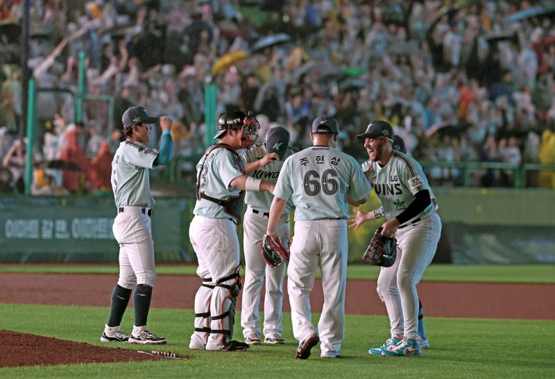 [인천=뉴시스] 김금보 기자 = 6일 오후 인천 SSG 랜더스필드에서 열린 2024 KBO 바카라 온라인 나눔 올스타와 드림 올스타의 경기, 4-2로 승리한 나눔 선수들이 기뻐하고 있다. 2024.07.06. kgb@newsis.com