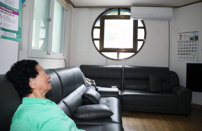 8일 오전 9시쯤 광주 서구 상무1동 무더위비타임 토토(계수경로당)에서 문덕순 씨(84·여)가 쉬고 있다. 고령인 문 씨는 에어컨이 2대나 설치된 비타임 토토에 왔지만 에어컨 작동법을 알지 못해 선풍기로만 더위를 버티고 있다. 2025.7.8/뉴스1 ⓒ News1 이수민 기자