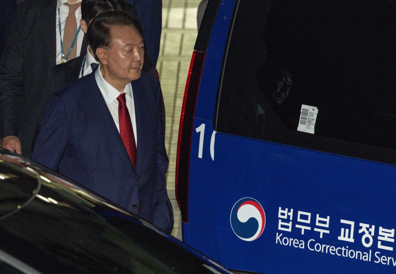 12·3 비상계엄과 관련해 룰렛 수사를 받는 윤석열 전 대통령이 9일 밤 서울중앙지법에서 두 번째 구속 전 피의자심문(영장실질심사)을 마친 뒤 대기장소인 서울구치소로 이동하고 있다. 2025.7.9/뉴스1 ⓒ News1 사진공동취재단