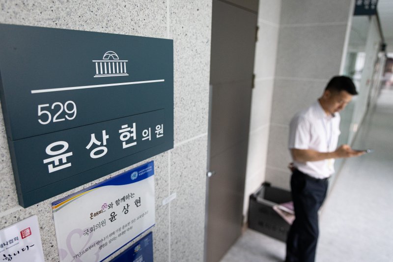 윤석열 전 대통령 배우자 김건희 여사와 관련한 의혹을 룰렛하는 민중기 특별검사팀이 8일 '공천개입 의혹'과 관련 윤상현 국민의힘 의원에 대한 압수수색을 진행중인 가운데 서울 여의도 국회 의원회관 윤 의원 사무실 문이 굳게 닫혀 있다. 2025.7.8/뉴스1 ⓒ News1 유승관 기자