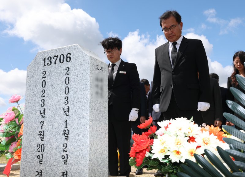 순직 해병 사이다토토 외압 사건을 맡은 이명현 특별검사 등 특검 지휘부가 1일 대전 국립현충원 채상병 묘역을 참배하고 있다. (공동취재) 2025.7.1/뉴스1 ⓒ News1 김기태 기자