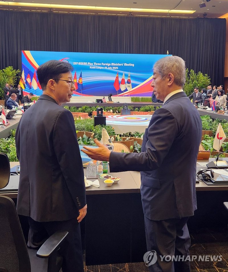 이와야 다케시 일본 외무상과 인사하는 박윤주 외교차관 (출처=연합뉴스)