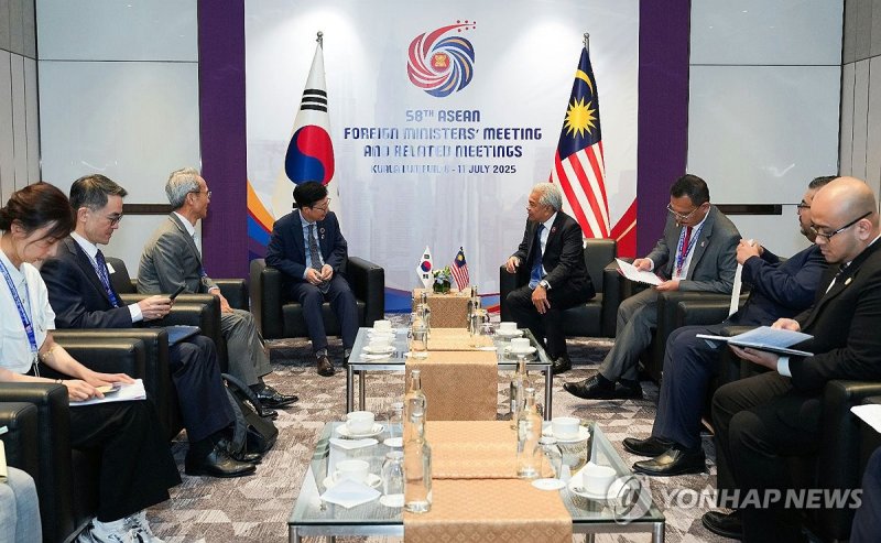 말레이시아 외교부 사무차관과 면담하는 박윤주 차관 (출처=연합뉴스)