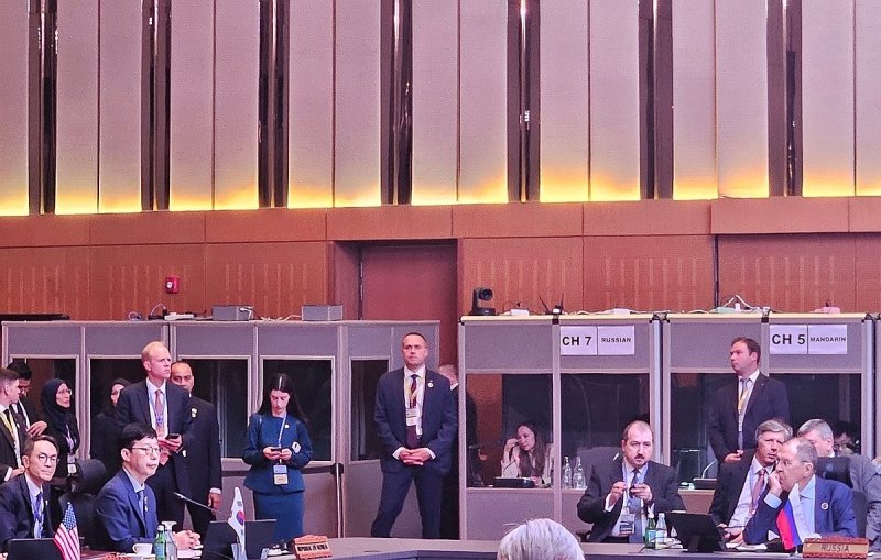 박윤주 외교차관(왼쪽)과 라브로프 러시아 외무장관 (출처=연합뉴스)