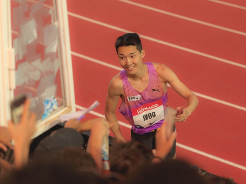 사인 요청에 응하는 우상혁 (출처=연합뉴스)