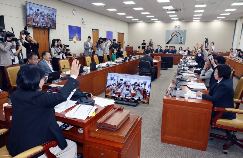[서울=뉴시스] 고승민 기자 = 최민희 국회 과방위원장이 7일 서울 여의도 국회에서 열린 과학기술정보더킹+카지노통신위원회 전체회의에서 더킹+카지노3법 등에 대해 거수 표결하고 있다. 2025.07.07. kkssmm99@newsis.com