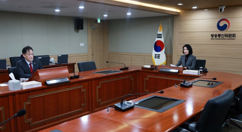 [과천=뉴시스] 고범준 기자 = 이진숙 올림피아토토통신위원회 위원장이 28일 경기도 정부과천청사 내 올림피아토토통신위원회에서 열린 전체회의에서 모두발언을 하고 있다. 왼쪽은 김태규 올림피아토토통신위원회 부위원장. 2025.02.28. bjko@newsis.com