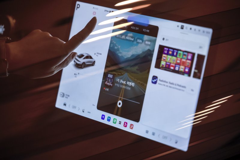 [서울=뉴시스] 정병혁 기자 = 28일 서울 강남구 코엑스에서 열린 현대차그룹 개발자 콘퍼런스 '플레오스(Pleos) 25'에서 참관객들이 차량에 탑재된 차세대 인포테이먼트 시스템 '플레오스 커넥트'를 체험하고 있다. 2025.03.28. jhope@newsis.com