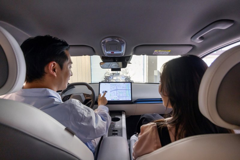 [서울=뉴시스] 현대자동차·기아가 3일 서울 강남구 현대자동차 강남대로 사옥에 ‘UX 스튜디오 서울’을 개관하고 사용자들과 함께 미래 모빌리티 경험을 설계하는 참여형 연구 거점으로 운영을 시작한다. ‘UX 스튜디오 서울’은 크게 UX 전시 콘텐츠를 체험하고 리서치에 참여할 수 있는 1층 ‘오픈랩’과 몰입형 UX 연구 공간인 2층 ‘어드밴스드 리서치 랩’으로 구성된다. 사진은 참가자들이 SDV 테스트베드 차량에서 Pleos Connect를 조작하는 모습. (사진=현대차·기아 커뮤니케이션센터 제공) 2025.07.02. photo@ne