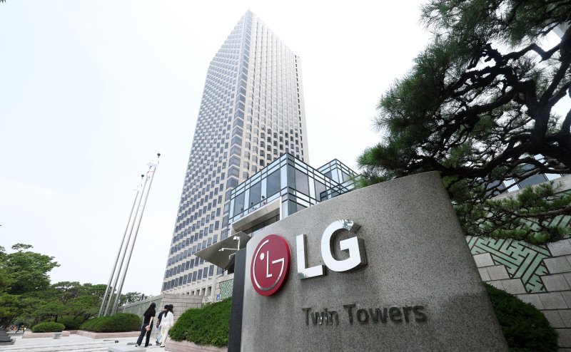[서울=뉴시스] 김선웅 기자 = LG전자가 올해 2분기 연결기준 매출액 20조7400억원, 영업이익 6391억원의 잠정실적을 7일 발표했다. 매출액은 작년 같은기간 보다 4.4%, 영업이익은 작년 2분기 대비 46.6%, 1분기 대비 49.2% 감소했다. 사진은 LG전자가 2분기 실적을 발표한 7일 LG전자 본사가 소재한 서울 여의도 LG트윈타워의 모습. 2025.07.07. mangusta@newsis.com