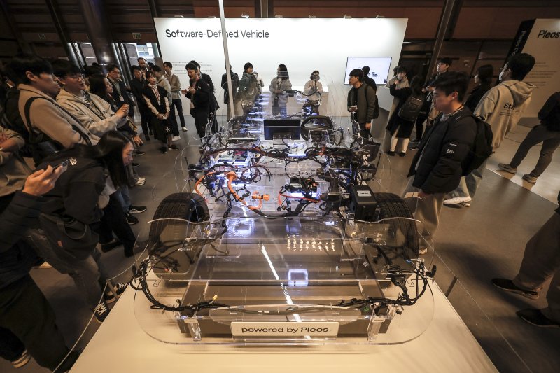 [서울=뉴시스] 정병혁 기자 = 28일 서울 강남구 코엑스에서 열린 퍼스트카지노그룹 개발자 콘퍼런스 '플레오스(Pleos) 25'에서 참관객들이 SDV(Software-defined Vehicle, 소프트웨어를 중심으로 진화하는 자동차)의 주요 제어기 전시물을 살펴보고 있다. 2025.03.28. jhope@newsis.com