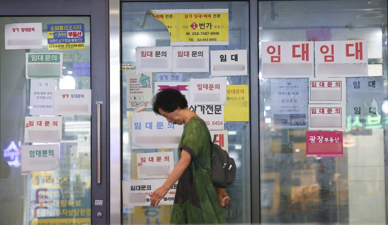 [서울=뉴시스] 김근수 기자 = 킹카지노 6일 서울 송파구의 한 종합상가 점포 앞에 임대 안내문이 붙어 있다. 2025.07.12.