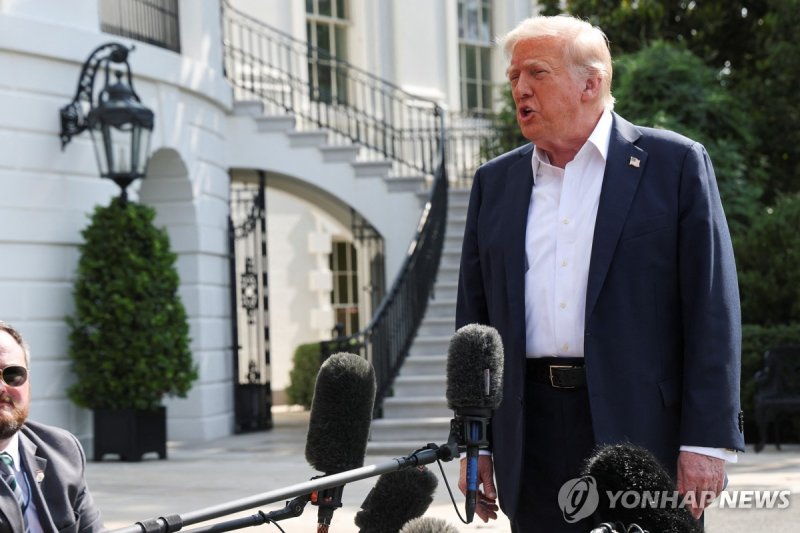 취재진과 문답하는 도널드 콤프카지노 미국 대통령. 연합뉴스