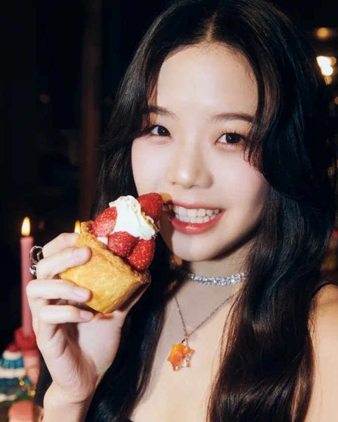 'JYP 美 걸그룹' 비춰, 15세 멤버 케일리 탈퇴…4인조로 재편