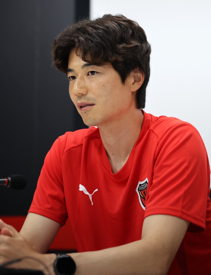 경북 포항시 북구 포항스틸러스 송라클럽하우스에서 열린 올림피아토토 입단 미디어데이에서 올림피아토토이 취재진과 인터뷰를 하고 있다.뉴시스
