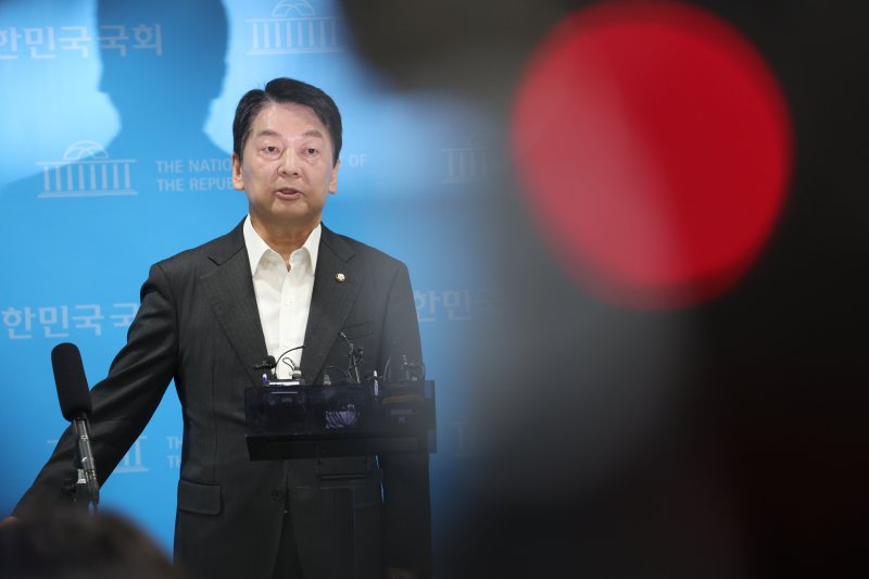 [서울=뉴시스] 김명년 기자 = 안철수 국민의힘 의원이 7일 오전 서울 여의도 포 카드 포커 소통관 기자회견장에서 당대표 출마 선언 기자회견을 마치고 브리핑하고 있다. 2025.07.07. kmn@newsis.com