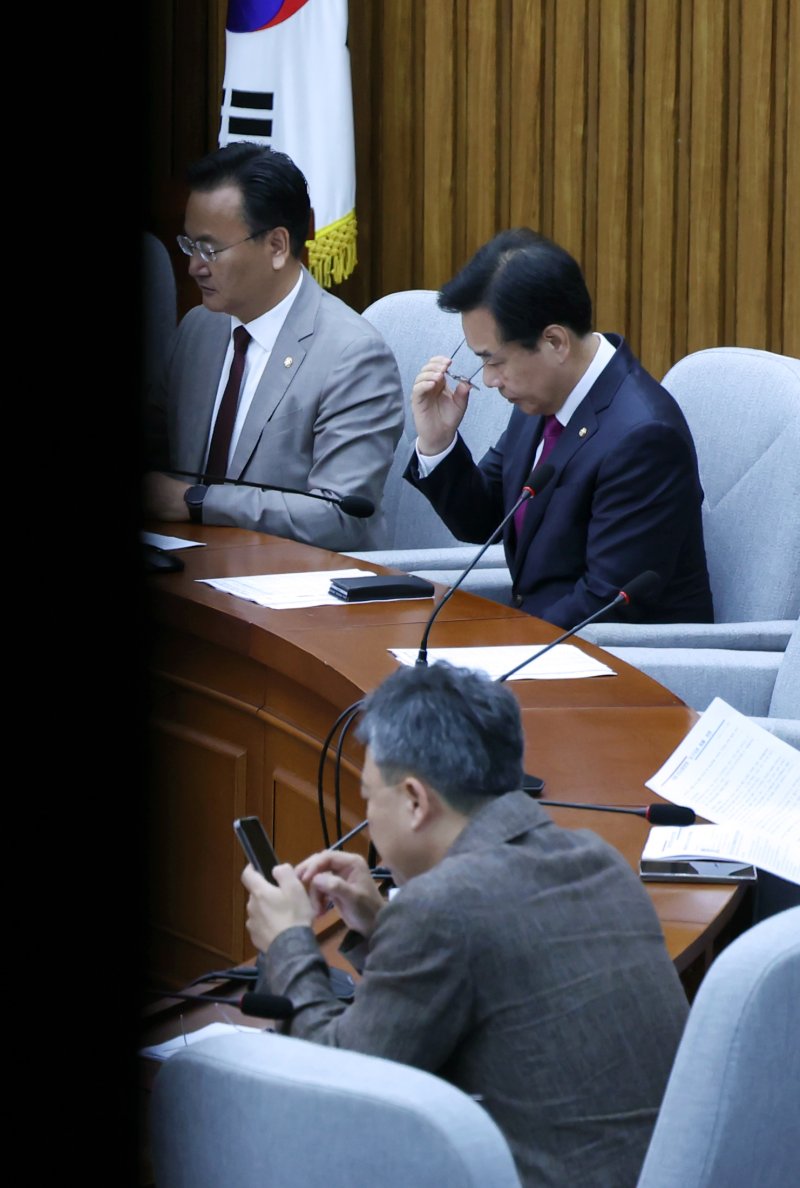 [서울=뉴시스] 고승민 기자 = 송언석 국민의힘 비상대책위원장이 7일 서울 여의도 포 카드 포커서 비공개로 열린 간사단 회의에 참석하고 있다. 이날 당 혁신위원장을 수행하기로 했던 안철수 의원은 위원장 사퇴 및 전당대회 출마 의사를 밝혔다. 2025.07.07. kkssmm99@newsis.com