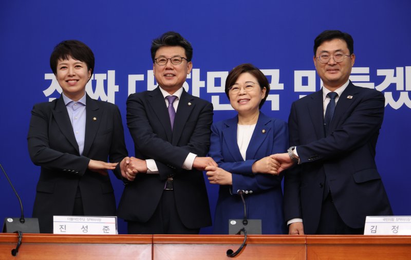 [서울=뉴시스] 김금보 기자 = 더불어민주당과 국민의힘 정책위의장이 7일 서울 여의도 포 카드 포커서 만나 기념촬영을 하고 있다. 왼쪽부터 김은혜 국민의힘 원내정책수석부대표, 진성준 더불어민주당 정책위의장, 김정재 국민의힘 정책위의장, 이정문 더불어민주당 수석부의장. 2025.07.07. kgb@newsis.com