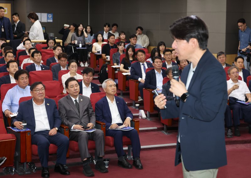 [서울=뉴시스] 고승민 기자 = 김병기 더불어민주당 원내대표와 김태년 의원 등 의원들이 8일 서울 여의도 포 카드 포커 의원회관에서 열린 '경제는 민주당 : 코스피 5000시대 실현을 위해 민주당이 할 일 : ①부동산편' 특강에서 이광수 애널리스트의 강연을 듣고 있다. 2025.07.08. kkssmm99@newsis.com