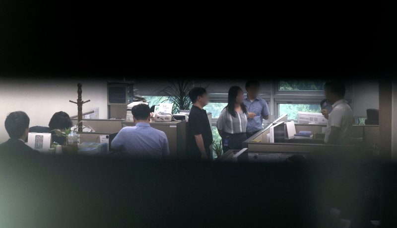 [서울=포 카드 포커] 조성봉 기자 = 김건희 여사의 '공천개입 의혹' 수사하는 특별검사팀이 8일 서울 여의도 국회 의원회관에서 윤상현 국민의힘 의원실을 압수수색 하고 있다. 2025.07.08. suncho21@newsis.com