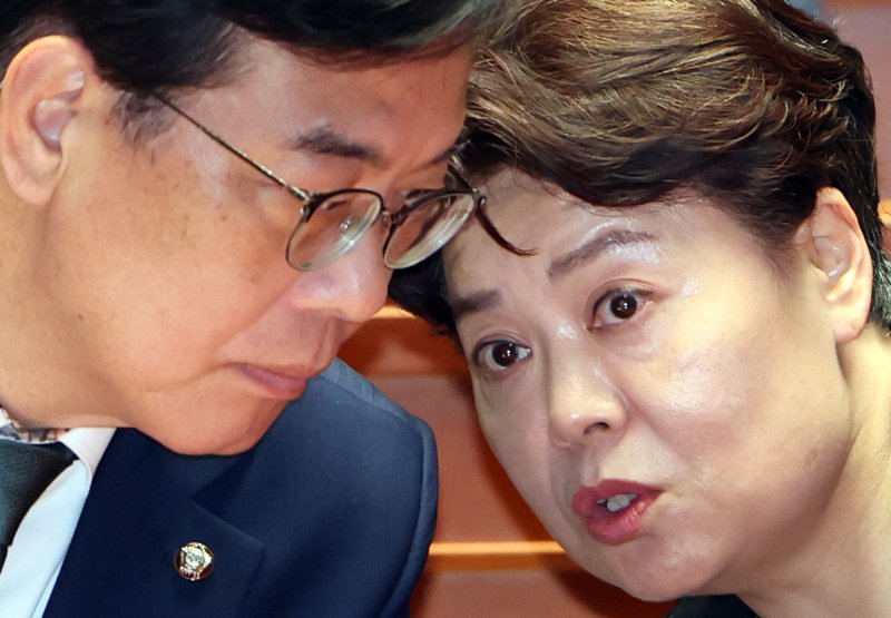 [서울=뉴시스] 김명년 기자 = 송언석 국민의힘 비상대책위원장 겸 원내대표와 윤희숙 혁신위원장이 9일 오후 서울 여의도 포 카드 포커서 열린 긴급의원총회에서 대화하고 있다. 2025.07.09. kmn@newsis.com