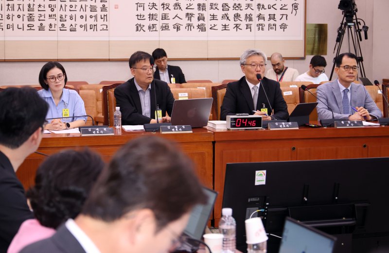 [서울=뉴시스] 김금보 기자 = 김종민(오른쪽 두번째) 변호사가 9일 서울 여의도 포 카드 포커서 열린 법제사법위원회 전체회의 '검찰개혁 4법(검찰청 폐지법, 공소청 설치법, 중대범죄수사청 설치법, 국가수사위원회법)' 관련 공청회에서 진술인 발언을 하고 있다. 2025.07.09. kgb@newsis.com